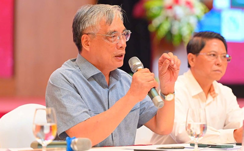 Associate Professor, Dr. Tran Dinh Thien - former Director of the Vietnam Economic Institute - spoke at the Vietnam Private Economics Forum 2025. Photo: DOAN HNG