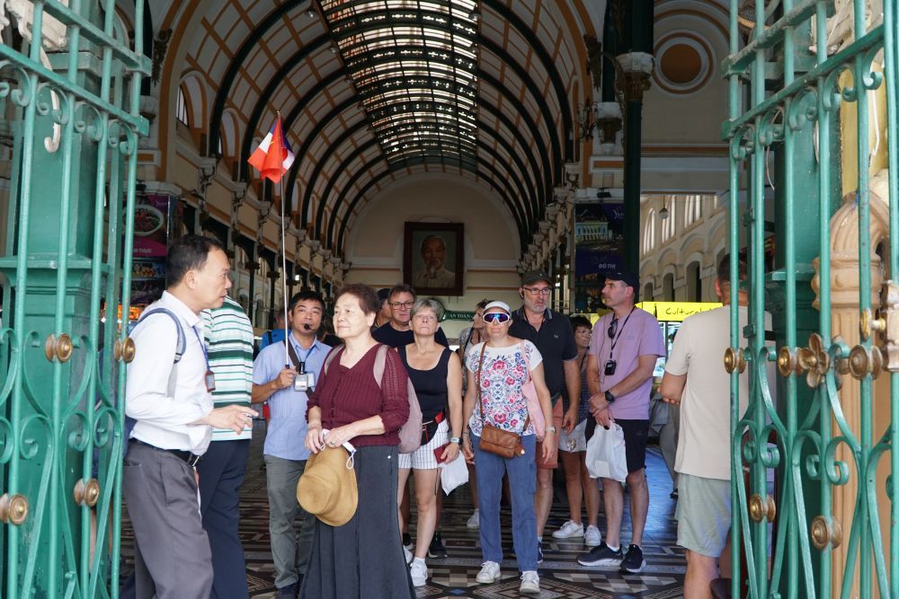 Turistas nacionais e estrangeiros visitam a Cidade de Ho Chi Minh. Foto: Thanh Chan