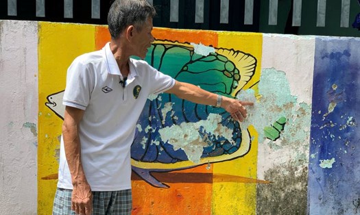 Tranh tường bong tróc, rêu phủ kín, người dân kỳ vọng khôi phục đường bích họa Đà Nẵng. Ảnh: Thanh Huyền