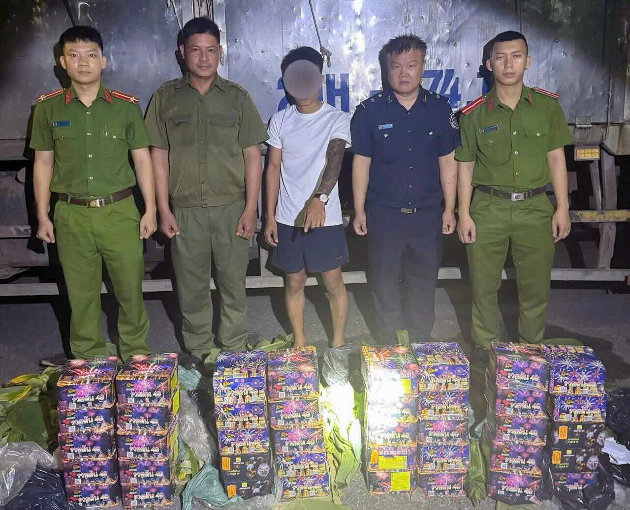 The authorities discovered the subject (middle of the photo) and the illegal firecracker evidence. Photo: Lao Bao Commune Police