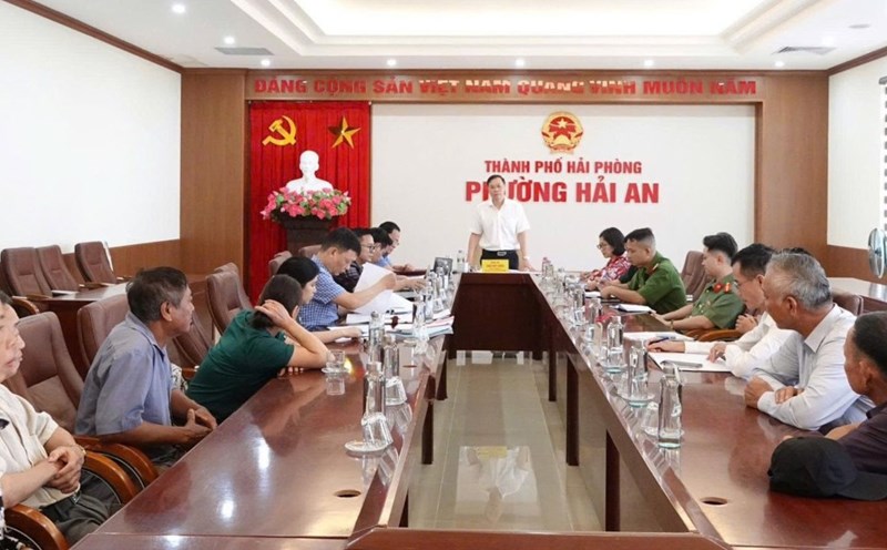 Organize a dialogue with 14 households using land within the scope of the project to reclaim the Ring Road 2 Construction Investment Project, Tan Vu - Hung Dao - Bui Vien section. Photo: Khuong Hai An, Hai Phong