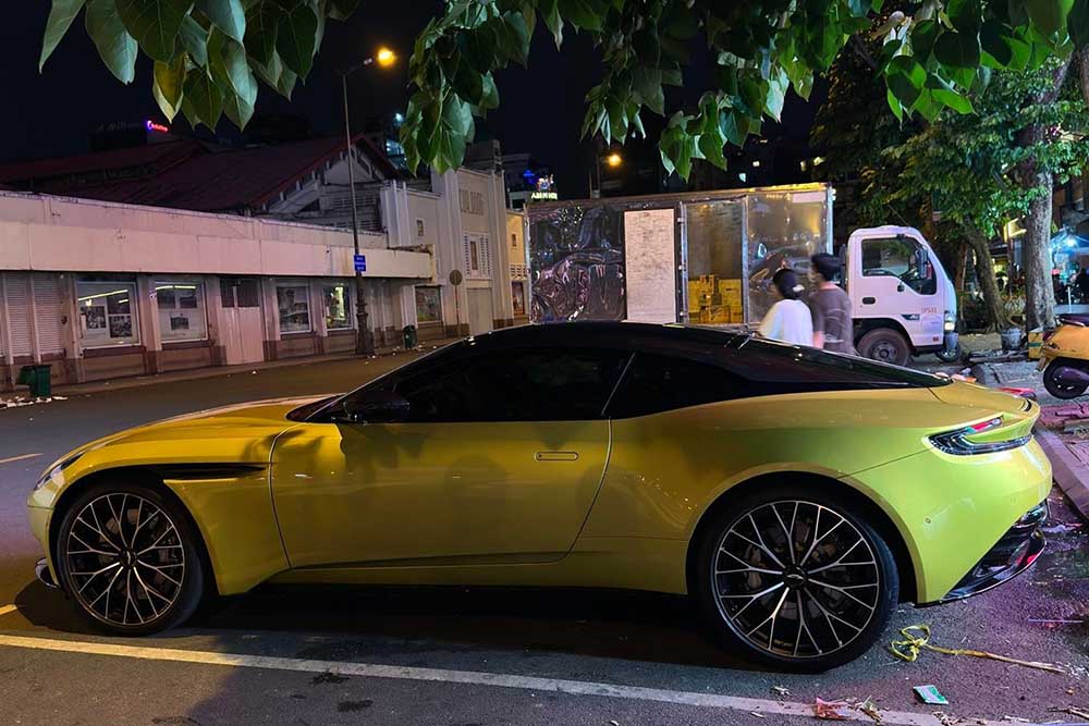 El Aston Martin DB11 V8 color amarillo limon Cosmopolitan Yellow destaca por su lujoso estilo deportivo en Vietnam. Foto: Anh Khoi