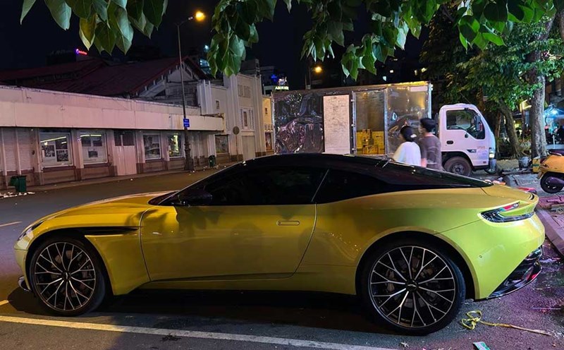 The Cosmopolitan Yellow Cosmopolitan gold Aston Martin DB11 V8 stands out with its luxurious sporty style in Vietnam. Photo: Anh Khoi