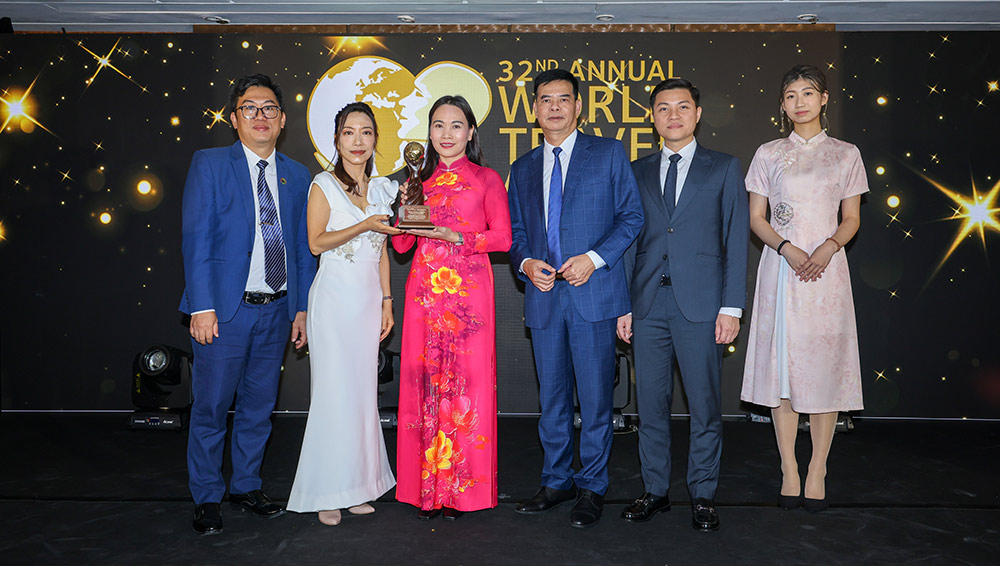 Tuyen Quang provincial leaders represented to receive the award for Asia's Leading Green Resort at the World Travel Awards 2025. Photo: Thuy Linh