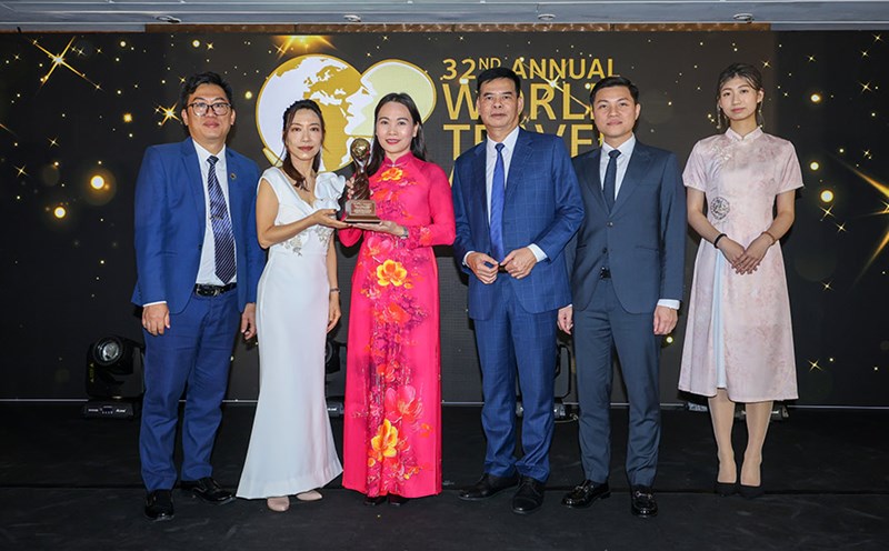 Tuyen Quang provincial leaders represented to receive the award for Asia's Leading Green Resort at the World Travel Awards 2025. Photo: Thuy Linh