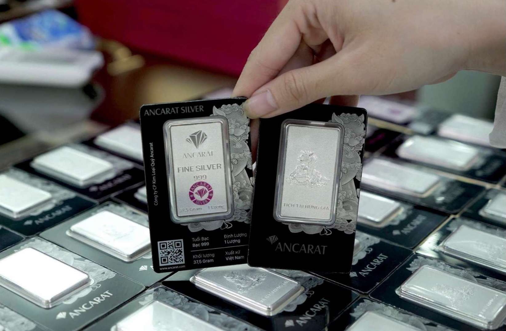 Le prix de l'argent chute depuis son sommet historique de 53 dollars l'once. Photo : Phuong Anh