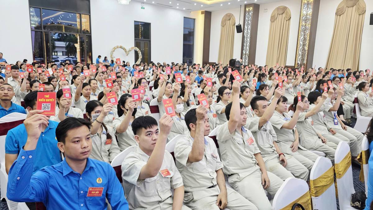 IKO 톰슨 베트남 유한회사 노동조합 총회 대표 150명 (하이퐁). 사진: 응우옌 꽝