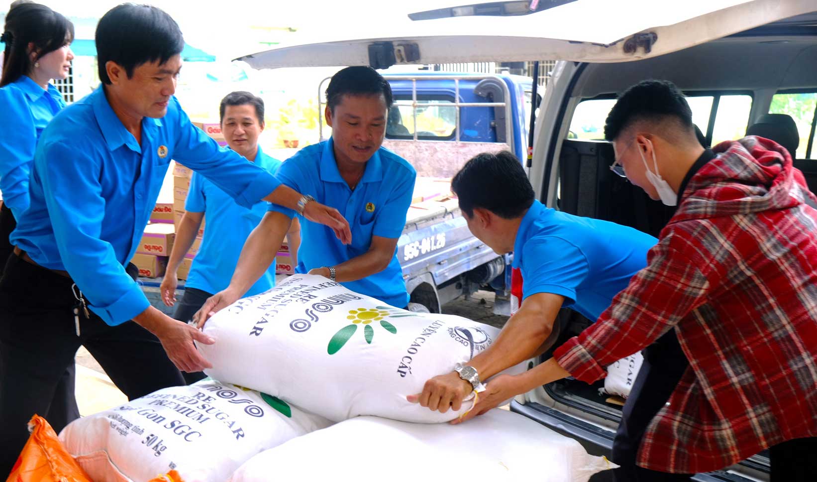 껀터 노동조합 간부들이 기증된 상품을 받고 있습니다.