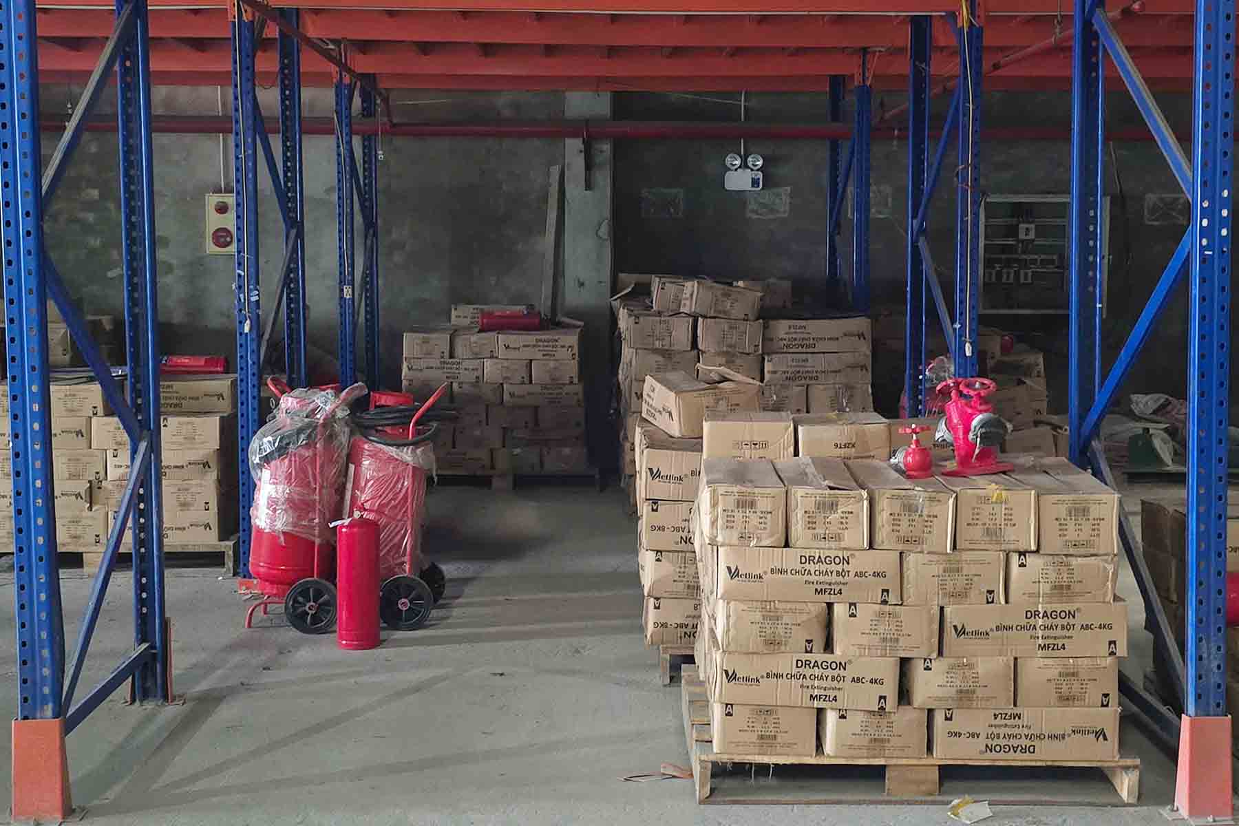 La police de Hanoï a decouvert que deux societes avaient introduit sur le marche 3 25 millions de pompiers contrefaits de qualite. Photo : Police de Hanoï