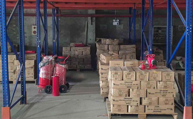La policia de Hanoi descubrio que dos empresas vertieron al mercado 3 25 millones de bombonas de extincion de incendios falsificadas de calidad. Foto: Policia de Hanoi