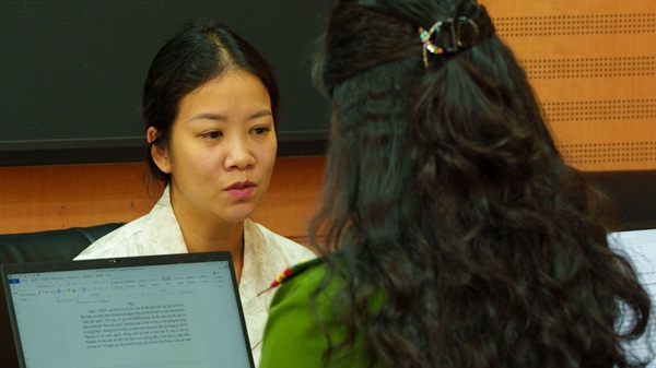 La dirigeante Nguyen Thi Phuong Thao au commissariat. Photo de : Thanh Phong