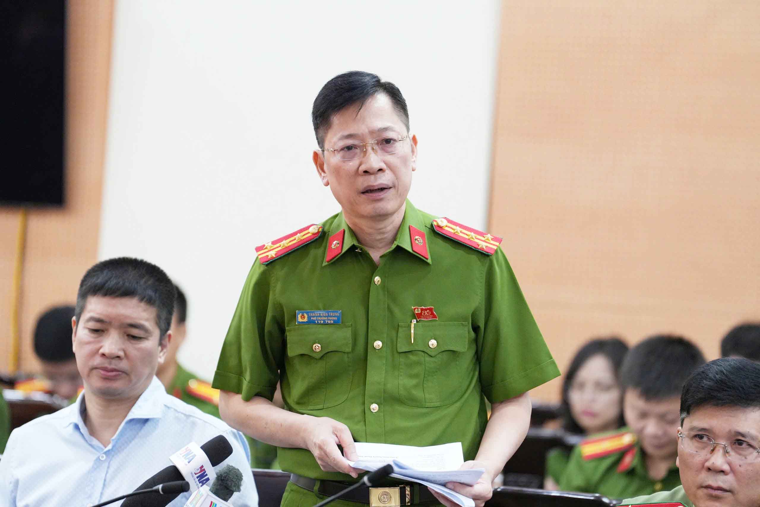 ハノイ市経済警察副署長のThanh Kien Trung大佐は、Nguyen Hoa Binh氏(Shark Binh氏)と妻であるDo Phuong Oanh氏の関係について情報を提供しました。写真:Huu Chanh