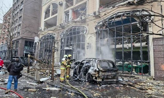 Hậu quả một cuộc không kích của Nga vào thủ đô Kiev, Ukraina. Ảnh: Xinhua