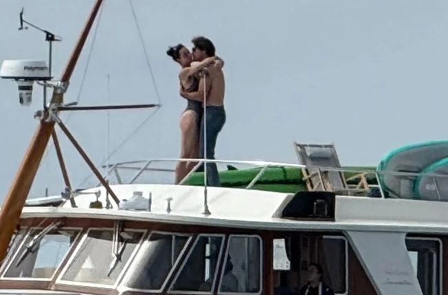 Hinh anh ong Justin Trudeau hon Katy Perry tren du thuyen. Anh cat tu video