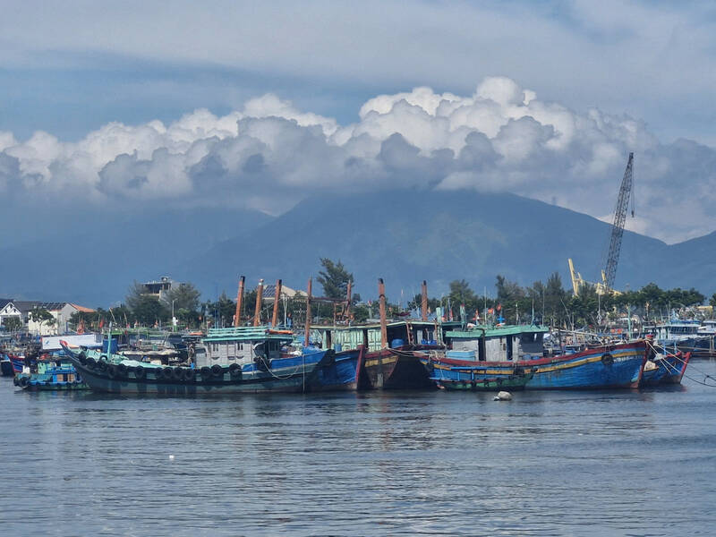 Ngư dân Đà Nẵng mong chờ tiền hỗ trợ nhiên liệu để vươn khơi Ngư dân Đà Nẵng mong chờ tiền hỗ trợ nhiên liệu để vươn khơi