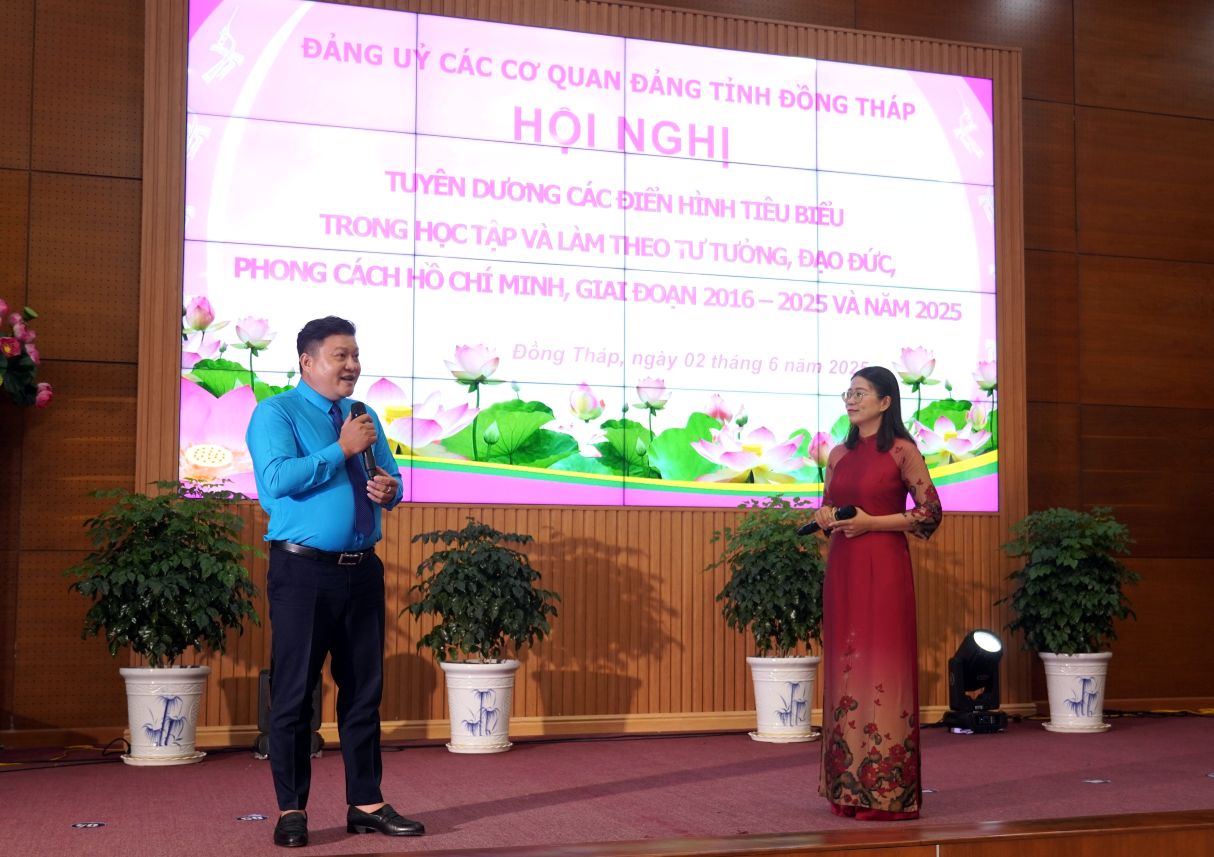 Anh Nguyen Thanh Nhan (bia trai anh) giao luu tai Hoi nghi tuyen duong Dien hinh tieu bieu trong hoc tap la lam theo tu tuong, dao duc, phong cach Ho Chi Minh giai doan 2016-2025 do Dang uy cac co quan Dang tinh Dong Thap (cu) to chuc vao thang 6.2025. Anh: Thanh Mai
