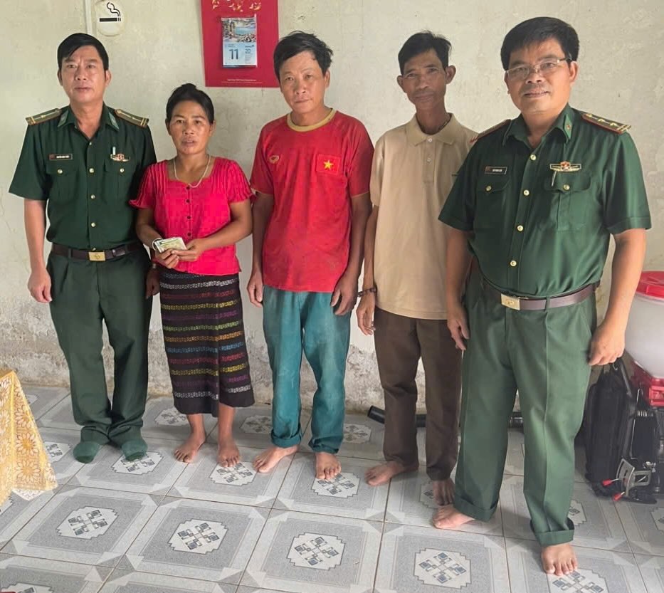 Despues de recoger el dinero el Sr. Sam (camisa roja) lo llevo a la estacion fronteriza para pedirlo devuelto. Foto: Guardia Fronteriza
