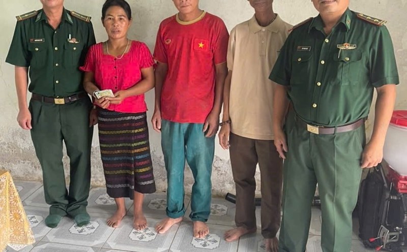After picking up the money, Mr. Sam (in red shirt) took it to the border guard station to ask to return it. Photo: Border Guard