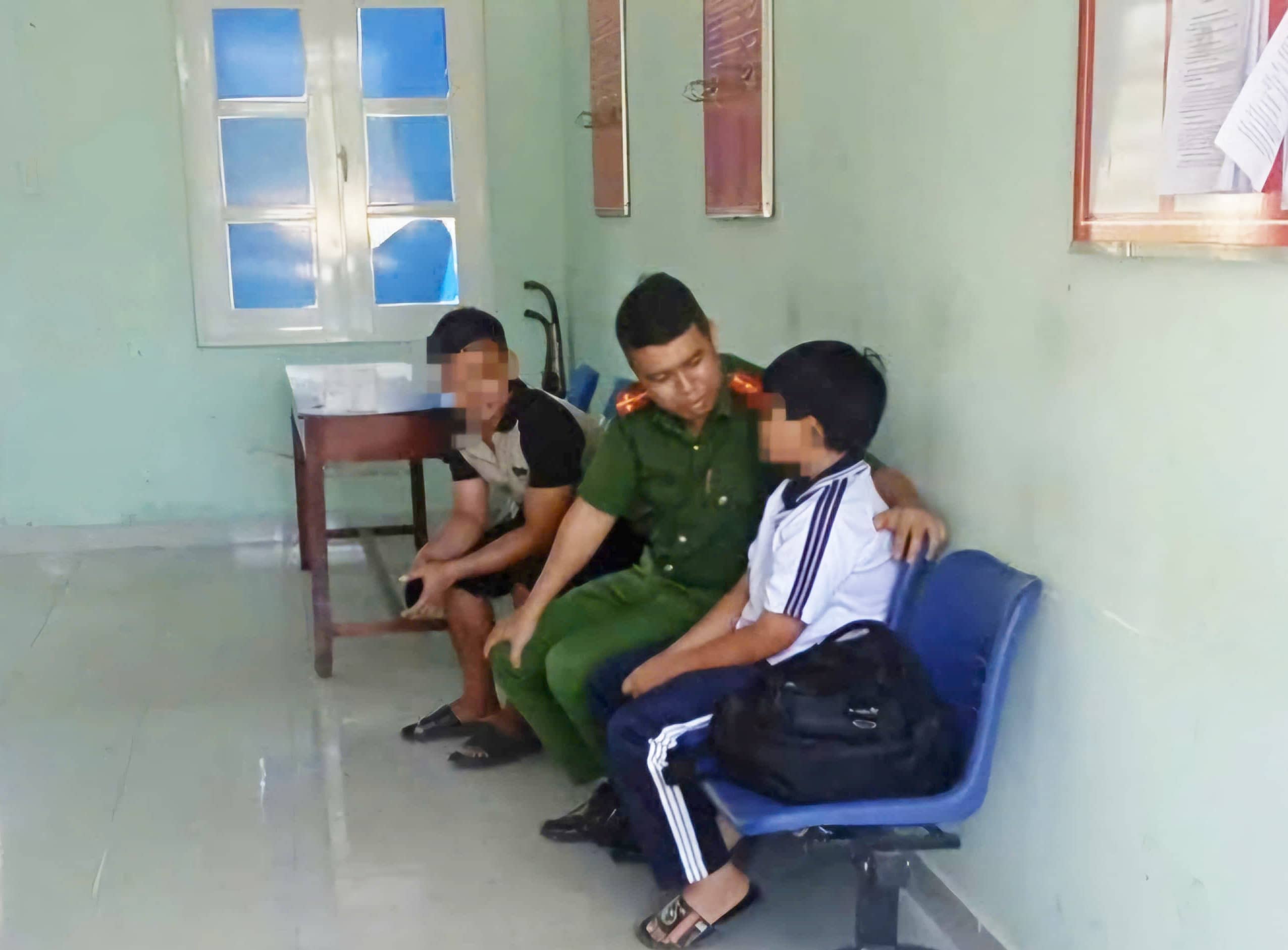 Be D. duoc Cong an xa Da Huoai ho tro dua ve tru so cham soc. Anh: Cong an cung cap