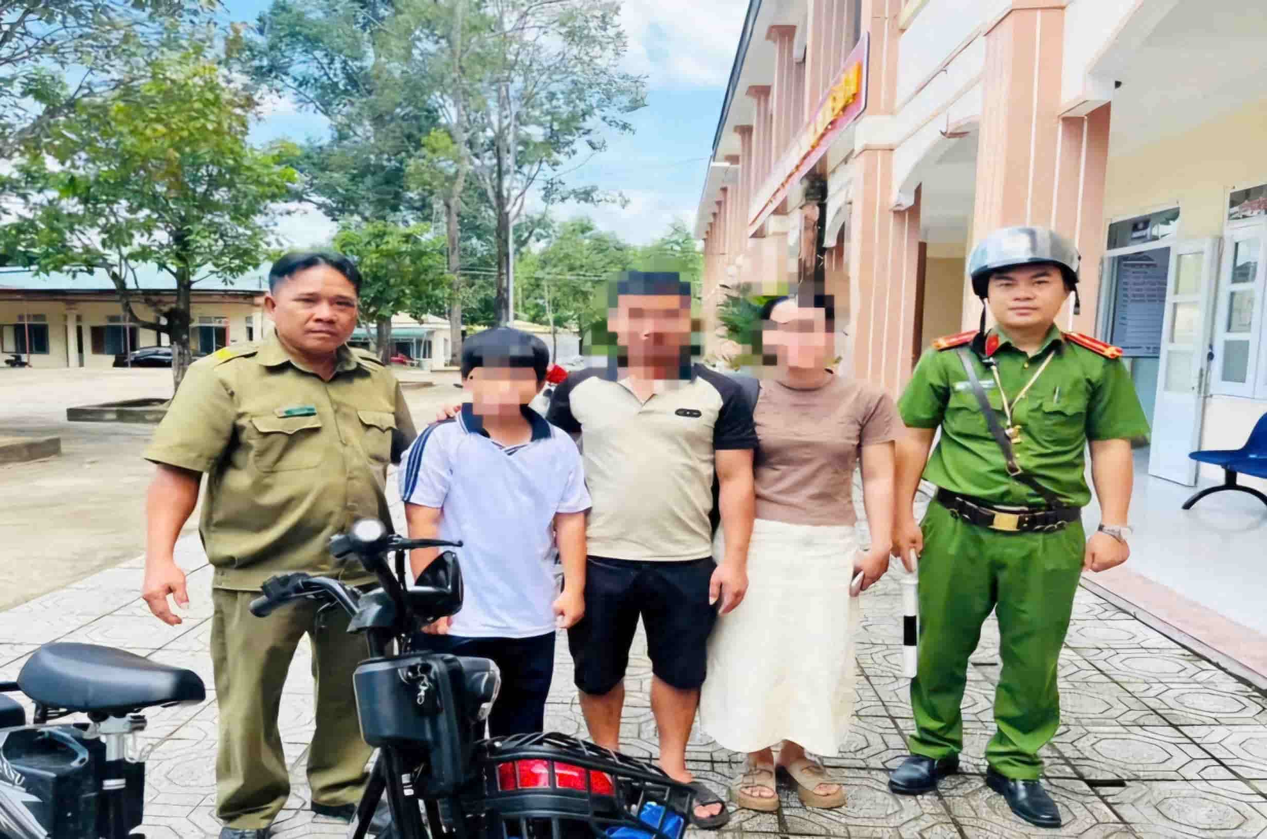 La policia de la comuna de Da Huoai (Lam Dong) apoya la entrega del bebe a la familia. Foto: proporcionada por la policia