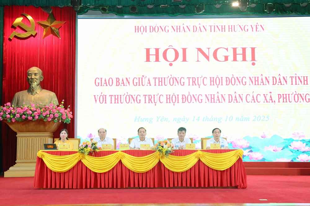 Cac lanh dao HDND tinh Hung Yen dieu hanh hoi nghi. Anh: Cong TTDT tinh Hung Yen