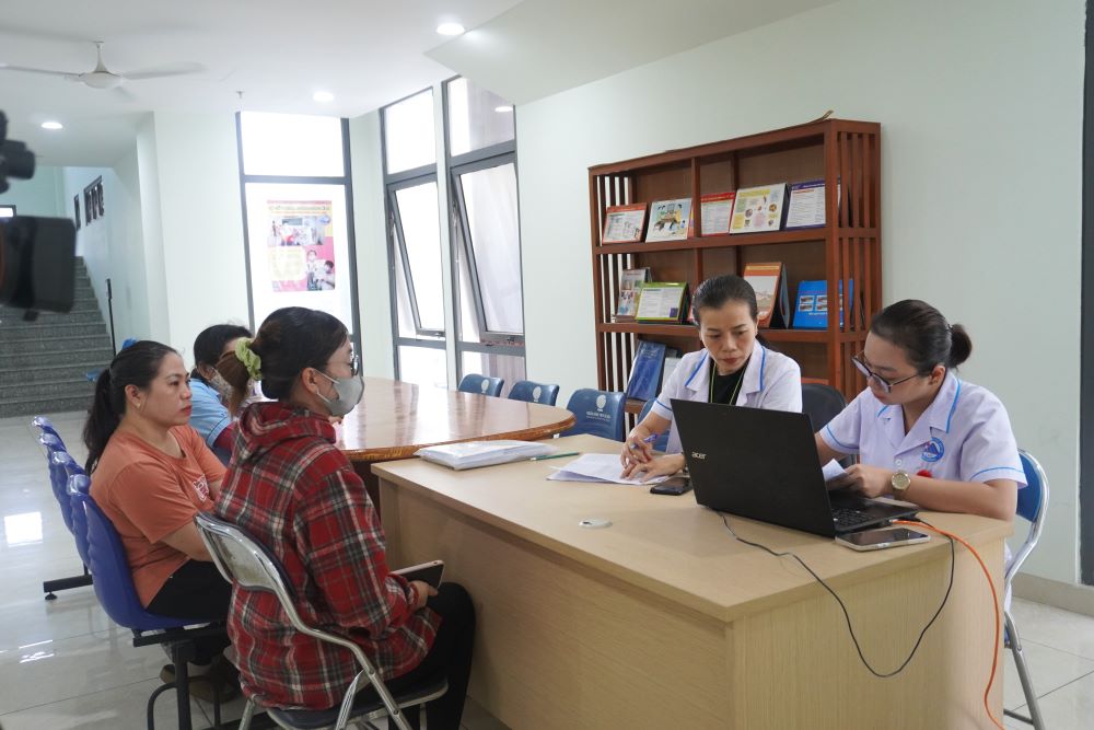 Free cancer screening for female union members in difficult circumstances in Da Nang. Photo: Tran Thi