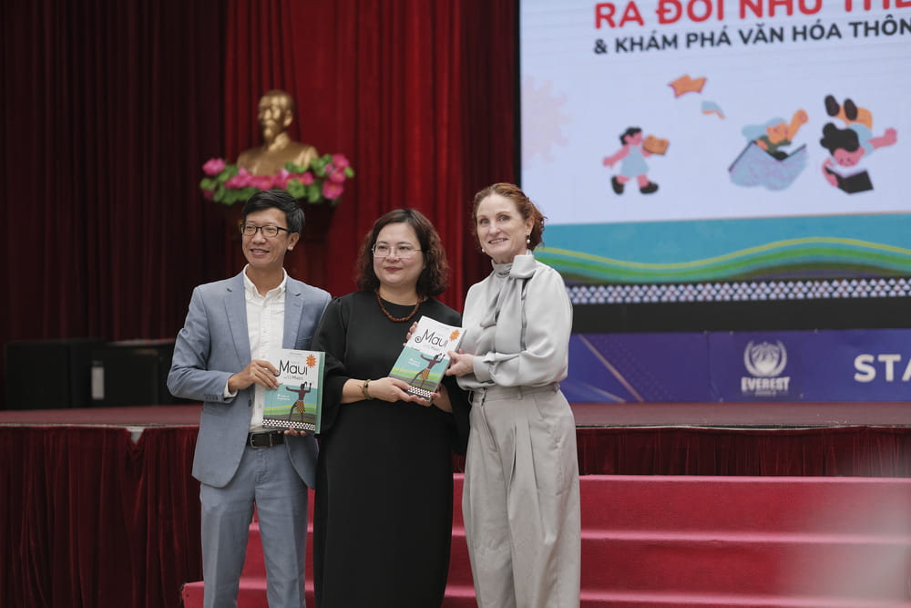 Ba Caroline Beresford - Dai su New Zealand tai Viet Nam trao tang sach 