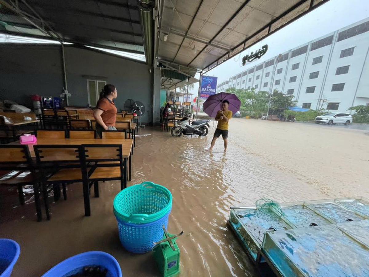 Khu vuc doi dien voi Ben xe Bai Chay ngap nang sau tran mua lon. Anh: Nguoi dan cung cap