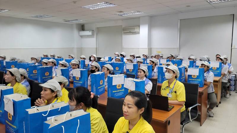 Cac cong nhan, nguoi lao dong nhan qua ho tro tu Tong LDLD Viet Nam. Anh: Pham Kien