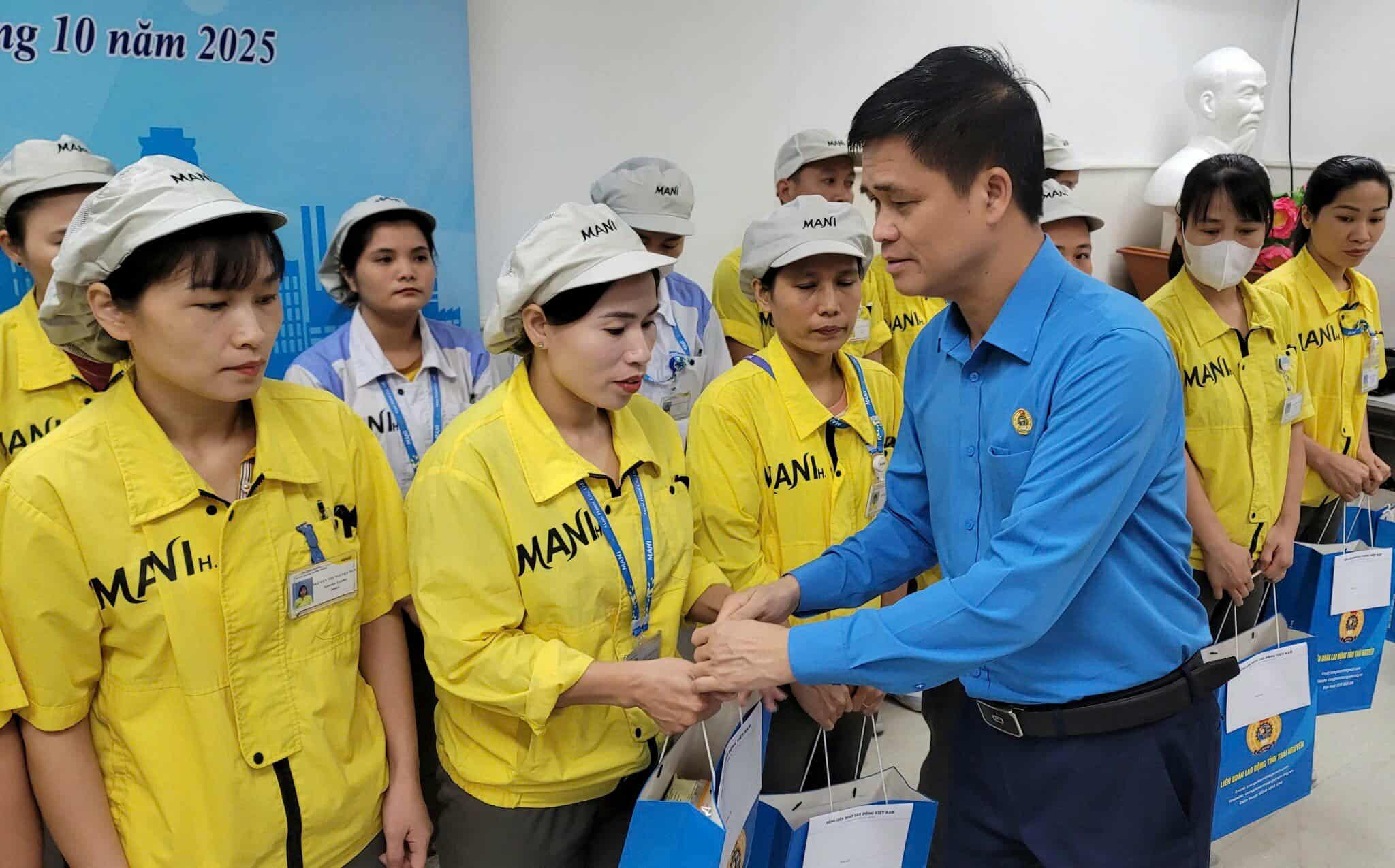 Pho Chu tich Tong Lien doan Lao dong Viet Nam Ngo Duy Hieu trao qua cho doan vien, nguoi lao dong. Anh: Pham Kien