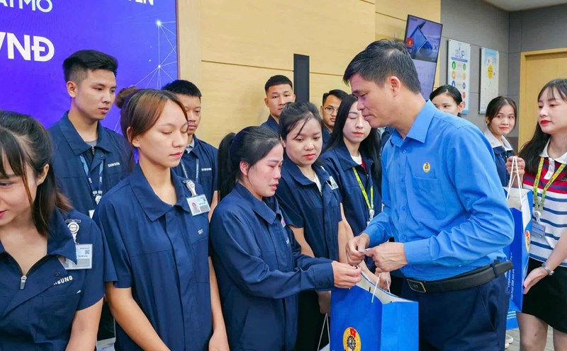 Vice President of the Vietnam General Confederation of Labor Ngo Duy Hieu visited and presented gifts in Thai Nguyen. Photo: Pham Kien