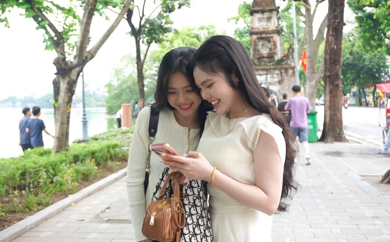 Tourists eagerly welcome the cool weather of Hanoi during the first cold spell of the season