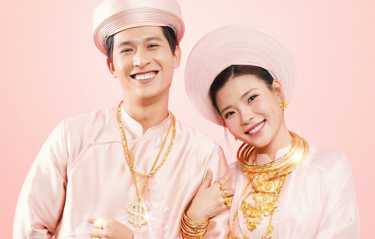 Thuy Diem wears ao dai, wearing wedding gold with Truong Minh Thao. Photo: Film crew.