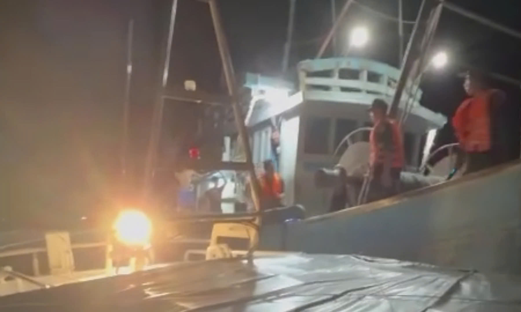 Tàu cá vi phạm bị lực lượng chức năng tỉnh Lâm Đồng bắt giữ trưa ngày 14.10. Ảnh: Văn Hoàn
