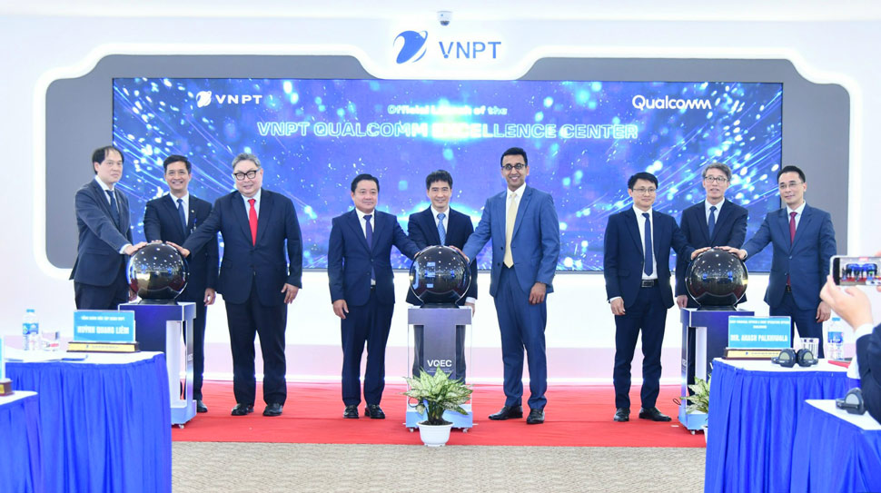 Chieu 14.10, Tap doan Buu chinh Vien thong Viet Nam (VNPT) va Tap doan Qualcomm chinh thuc ra mat Trung tam Xuat sac VNPT – Qualcomm (VQEC). Anh: Hao Thien