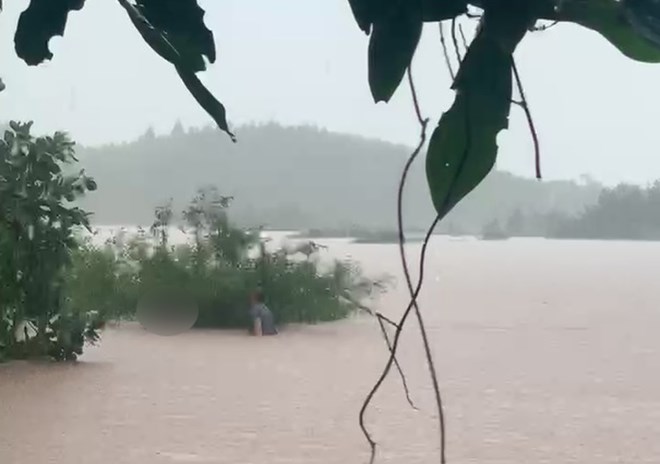 Mưa lớn gây ngập cục bộ tại Quảng Ninh, người dân cứu kịp thời cháu bé bị lũ cuốn trôi