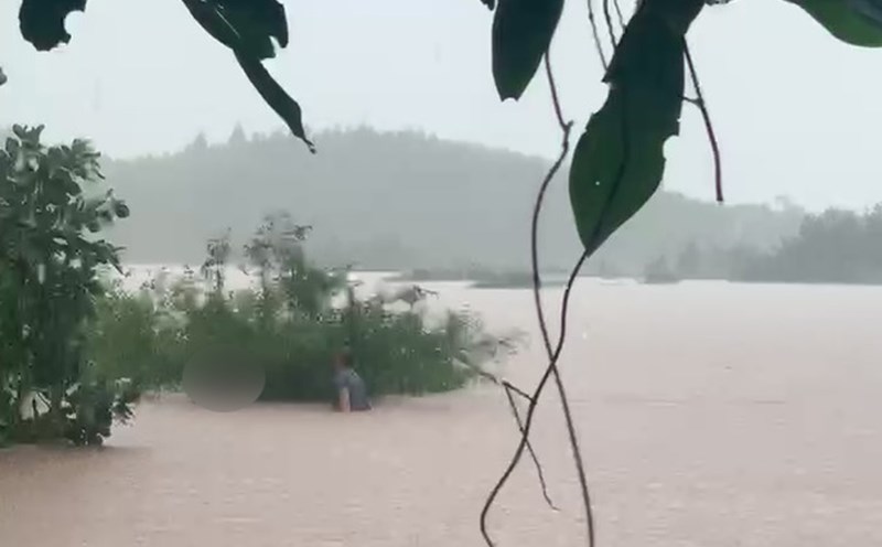 People approached and rescued a child swept away by flood in Hai Lang commune, Quang Ninh province. Photo: Ngoc Anh
