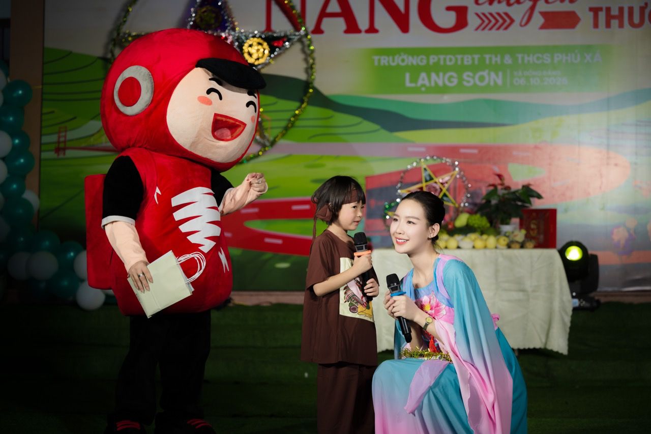 Bao Ngoc than thien vui dua cung cac em. Anh: Ban to chuc.