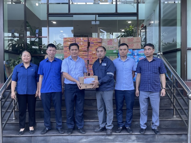 Leaders of the Vietnam Steel Corporation - JSC Trade Union presented support to the grassroots Trade Union to transfer to the workers. Photo: Minh Thuy