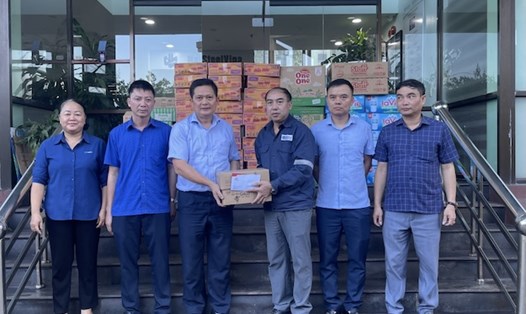 Lãnh đạo Công đoàn Tổng Công ty Thép Việt Nam - CTCP trao hỗ trợ cho Công đoàn cơ sở để chuyển đến người lao động. Ảnh: Minh Thủy