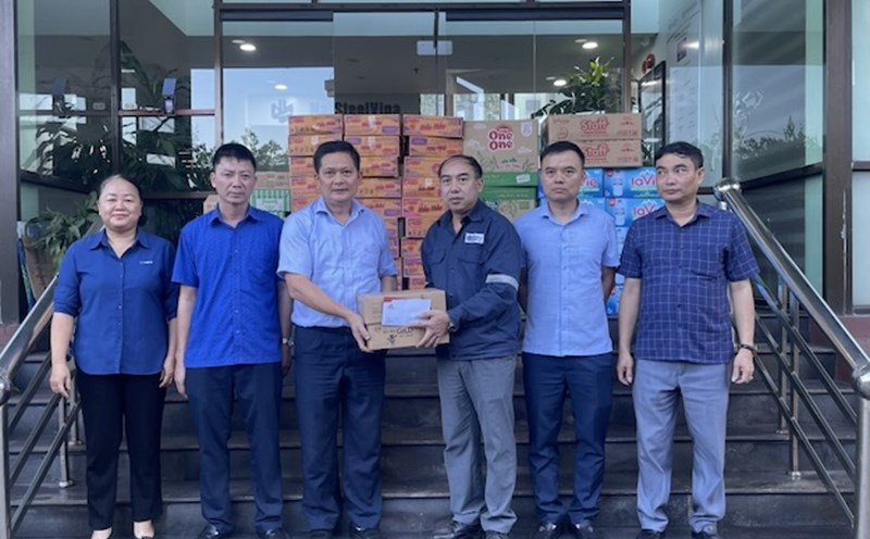 Leaders of the Vietnam Steel Corporation - JSC Trade Union presented support to the grassroots Trade Union to transfer to the workers. Photo: Minh Thuy
