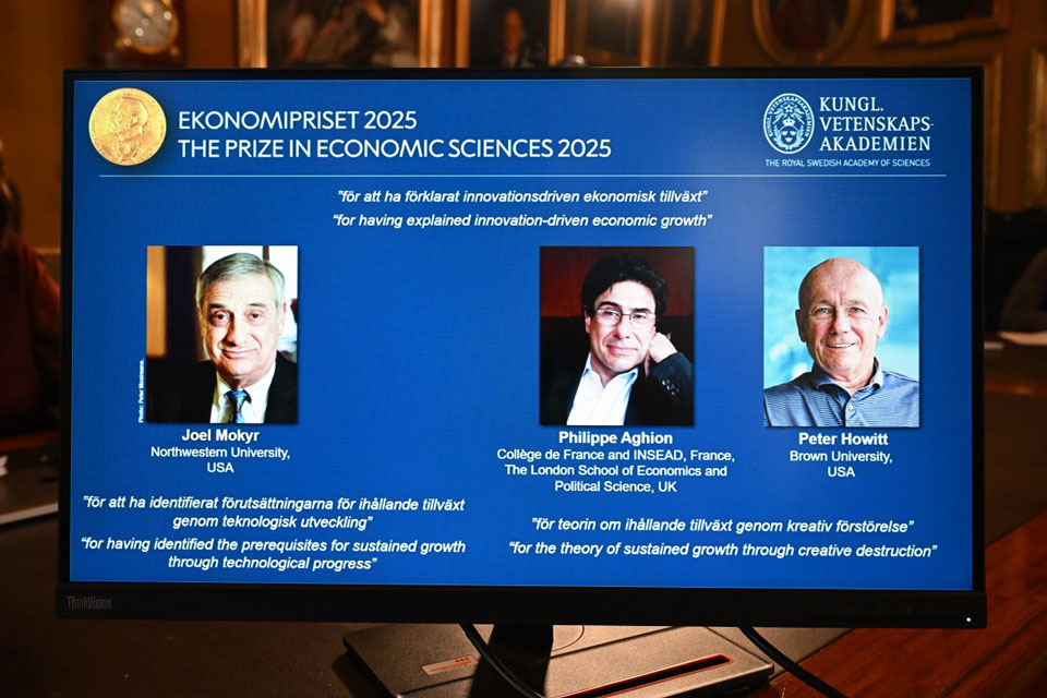 Philippe Aghion (middle) - one of three new Nobel Prize winners in Economics 2025 issued a warning about the future of European technology. Photo: AFP