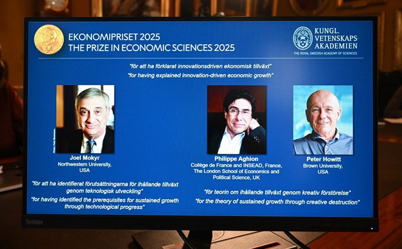 Philippe Aghion (middle) - one of three new Nobel Prize winners in Economics 2025 issued a warning about the future of European technology. Photo: AFP