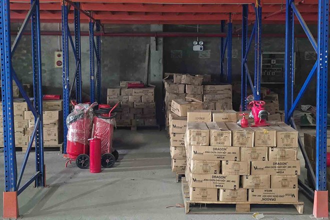 Công an Hà Nội đã phát hiện hai công ty tuồn ra thị trường 3,25 triệu bình chữa cháy làm giả chất lượng. Ảnh: Công an Hà Nội