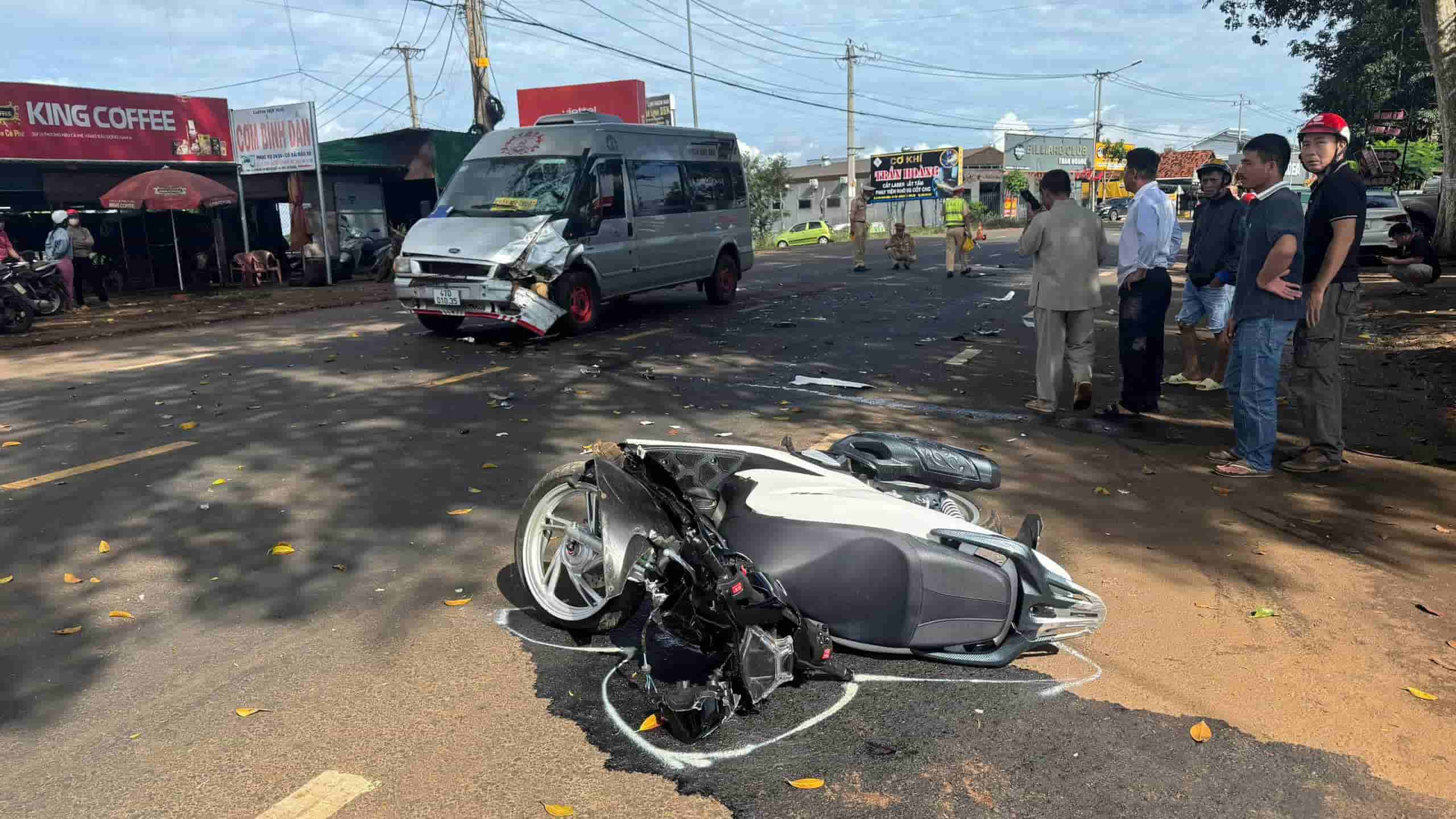 A 16-seat car in Dak Lak collided with a motorbike on the provincial road, killing one person. Photo: Provided by the people