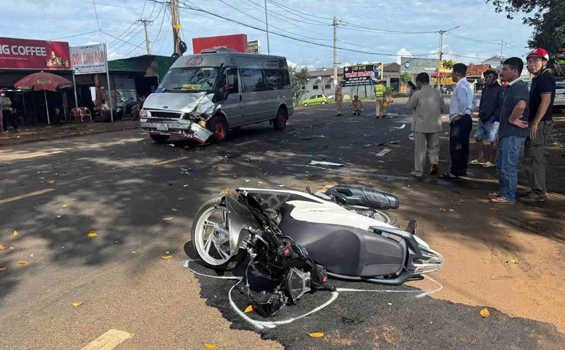 A 16-seat car in Dak Lak collided with a motorbike on the provincial road, killing one person. Photo: Provided by the people