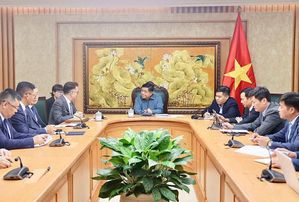 Deputy Prime Minister Nguyen Chi Dung received a working delegation from TCL Group - China's leading technology group. Photo: VGP