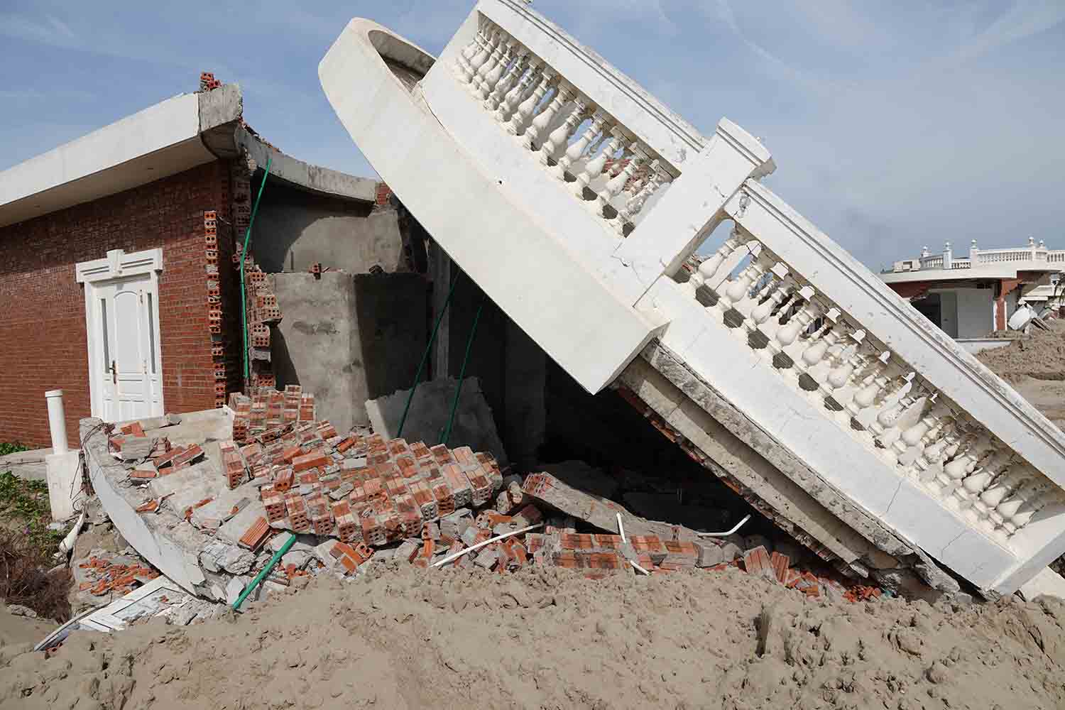 Many Hoa Tien Xuan Thanh villas collapsed after storm No. 10. Photo: Tran Tuan.