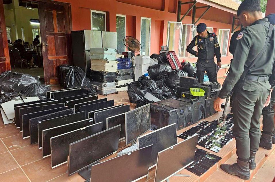 May tinh, dien thoai va thiet bi thu giu trong cuoc truy quet trung tam lua dao o tinh Kandal, Campuchia, ngay 17.7.2025. Anh: AFP