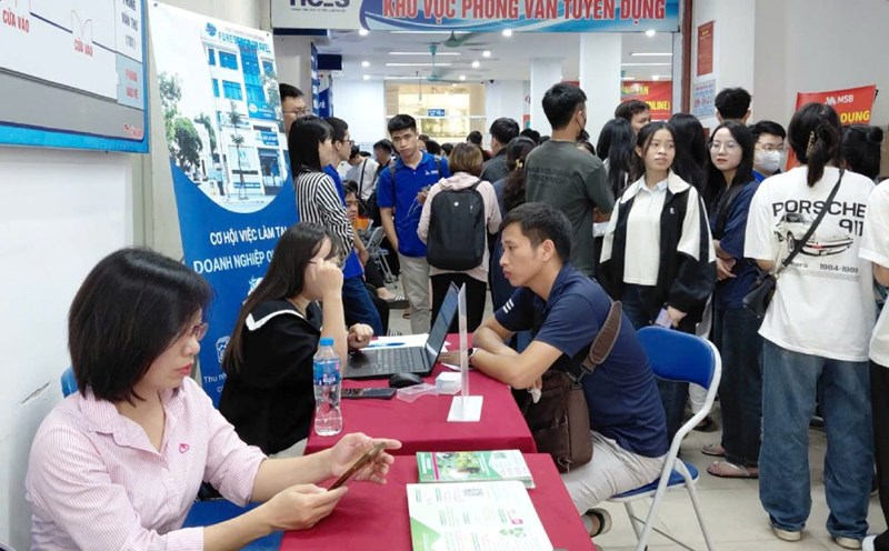 In September 2025, Hanoi will have 36,000 people looking for jobs. Photo: Quynh Chi